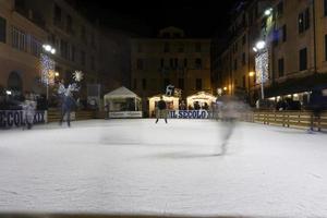 chiavari, Italië - december 23, 2018 - historisch middeleeuws stad- ijs het schaatsen is Open foto