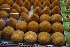 Siciliaans arancini rijst- gebakken ballen foto