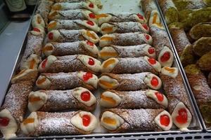 Siciliaans cannoli Italiaans toetje gebakje foto