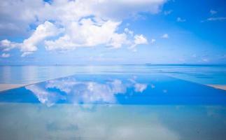 blauwe lucht en water op een strand foto