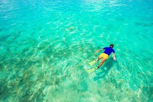 man snorkelen in de oceaan foto