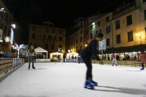 chiavari, Italië - december 23, 2018 - historisch middeleeuws stad- ijs het schaatsen is Open foto