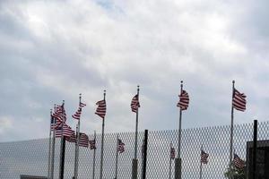 golvend Verenigde Staten van Amerika vlaggen achter hek rooster foto