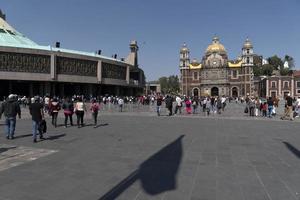 Mexico stad, Mexico - januari 30 2019 - pelgrims Bij guadalupe kathedraal foto