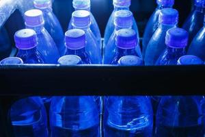 flessen drinkwater in de waterproductie-installatie