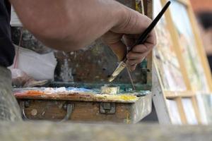 artiest schilder palet terwijl schilderij in Praag foto