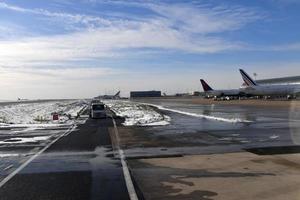 Parijs, Frankrijk - februari 10 2018 - Parijs luchthaven gedekt door sneeuw foto