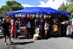 rarotonga, koken eilanden - augustus 19 2017 - toerist en lokale bevolking Bij populair zaterdag markt foto
