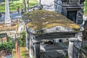 Parijs, Frankrijk - mei 2, 2016 oud graven in pere-lachaise begraafplaats foto