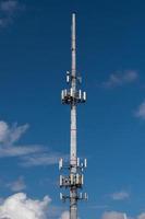 telecom cellulair communicatie antenne toren Aan blauw achtergrond foto