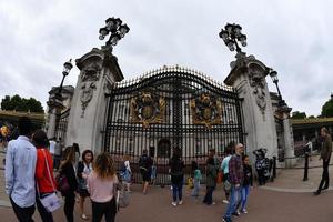 Londen, Engeland - juli 15 2017 - toerist nemen afbeeldingen Bij Buckingham paleis foto