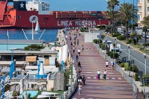 Genua, Italië - mei 26, 2017 - houder schip in de buurt de kust voordat binnengaan haven foto