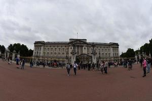 Londen, Engeland - juli 15 2017 - toerist nemen afbeeldingen Bij Buckingham paleis foto