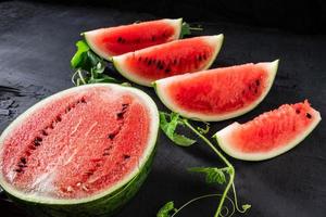 sappige watermeloen in plakjes foto