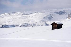 hout cabine hut in de winter sneeuw achtergrond foto