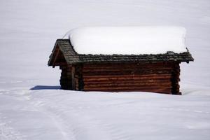 hout cabine hut in de winter sneeuw achtergrond foto