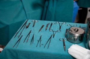 chirurgische instrumenten op een tafel in de operatiekamer foto
