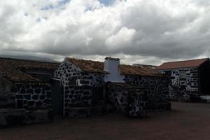 lajido dorp pico eiland azoren zwart lava huizen rood ramen foto