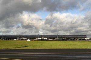 Parijs, Frankrijk - november 7 2019 - Parijs luchthaven cdg landen en bezig met laden lading en passagier foto