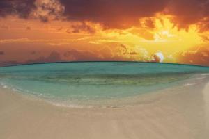 strand vakantie geweldig zon zonsondergang zomer tropisch zanderig strand turkoois water lagune foto