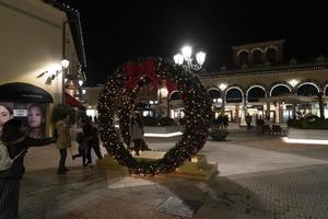 serravalle schrift, Italië - december 2 2018 - Kerstmis seizoen in ontwerper uitgezet is beginnend foto
