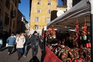 trente, Italië - december 9, 2017 - mensen Bij traditioneel Kerstmis markt foto