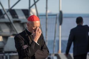 Genua, Italië - mei 26 2017 - kardinaal angelo bagnasco Bijwonen voorbereiding voor paus francis massa in Kennedy plaats foto