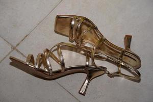 bruid hulp in de huishouding van eer gouden schoenen detail foto