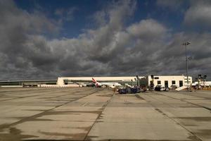 Parijs, Frankrijk - november 7 2019 - Parijs luchthaven cdg landen en bezig met laden lading en passagier foto