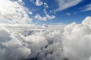 bewolkt lucht van vliegtuig venster terwijl vliegend foto