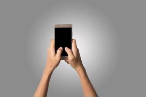 close-up van vrouw hand op mobiele telefoon geïsoleerd op een witte achtergrond