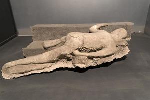 Napels, Italië - februari 1 2020 - pompeï ruïnes standbeeld begraven lijk foto
