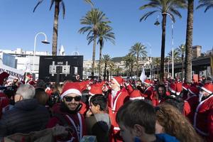 Genua, Italië - december 22 2019 - traditioneel de kerstman claus wandelen foto