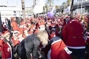 Genua, Italië - december 22 2019 - traditioneel de kerstman claus wandelen foto