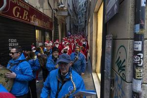 Genua, Italië - december 22 2019 - traditioneel de kerstman claus wandelen foto