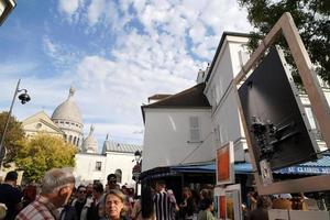 Parijs, Frankrijk - oktober 6 2018 - artiest en toerist in montmartre foto