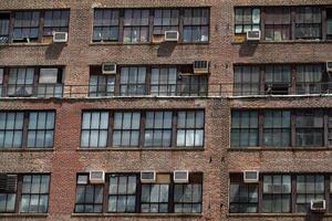 nieuw york Manhattan appartementen oud ramen en ac machines foto