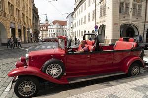 Praag, Tsjechisch republiek - juli 16 2019 - oud stad- plein vol van toerist oud auto stijl voor stad tour foto