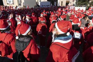 Genua, Italië - december 22 2019 - traditioneel de kerstman claus wandelen foto