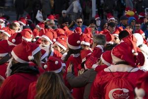Genua, Italië - december 22 2019 - traditioneel de kerstman claus wandelen foto