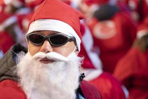 Genua, Italië - december 22 2019 - traditioneel de kerstman claus wandelen foto