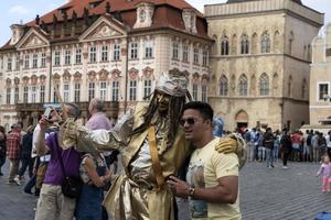 Praag, Tsjechisch republiek - juli 16 2019 - oud stad- plein vol van toerist straat artiest is acteren net zo piraat foto