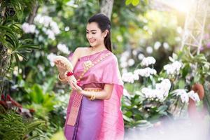 mooi Thais meisje in Thais traditioneel kostuum foto
