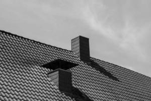 grijswaarden schot van een dak van een gebouw foto