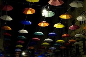 paraplu's hangende van stad- straten in Genua Bij nacht voor euroflora expo foto