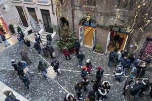 verona, Italië - december 7 2017 - toerist bezoekende Romeo en juliet huis foto