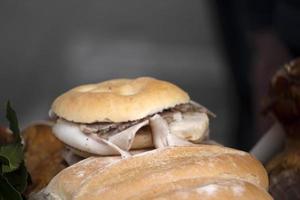 panini belegd broodje van porchetta varkensvlees varken gekookt Italiaans stijl foto