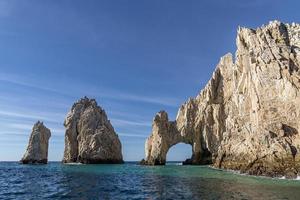 golven Aan boog rotsen in cabo san lucas Mexico foto