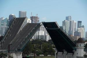 Open ophaalbrug met stadsgezicht Florida Miami foto