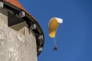 paragliden hangen zweefvliegtuig in de blauw lucht in bloedde kasteel toren foto